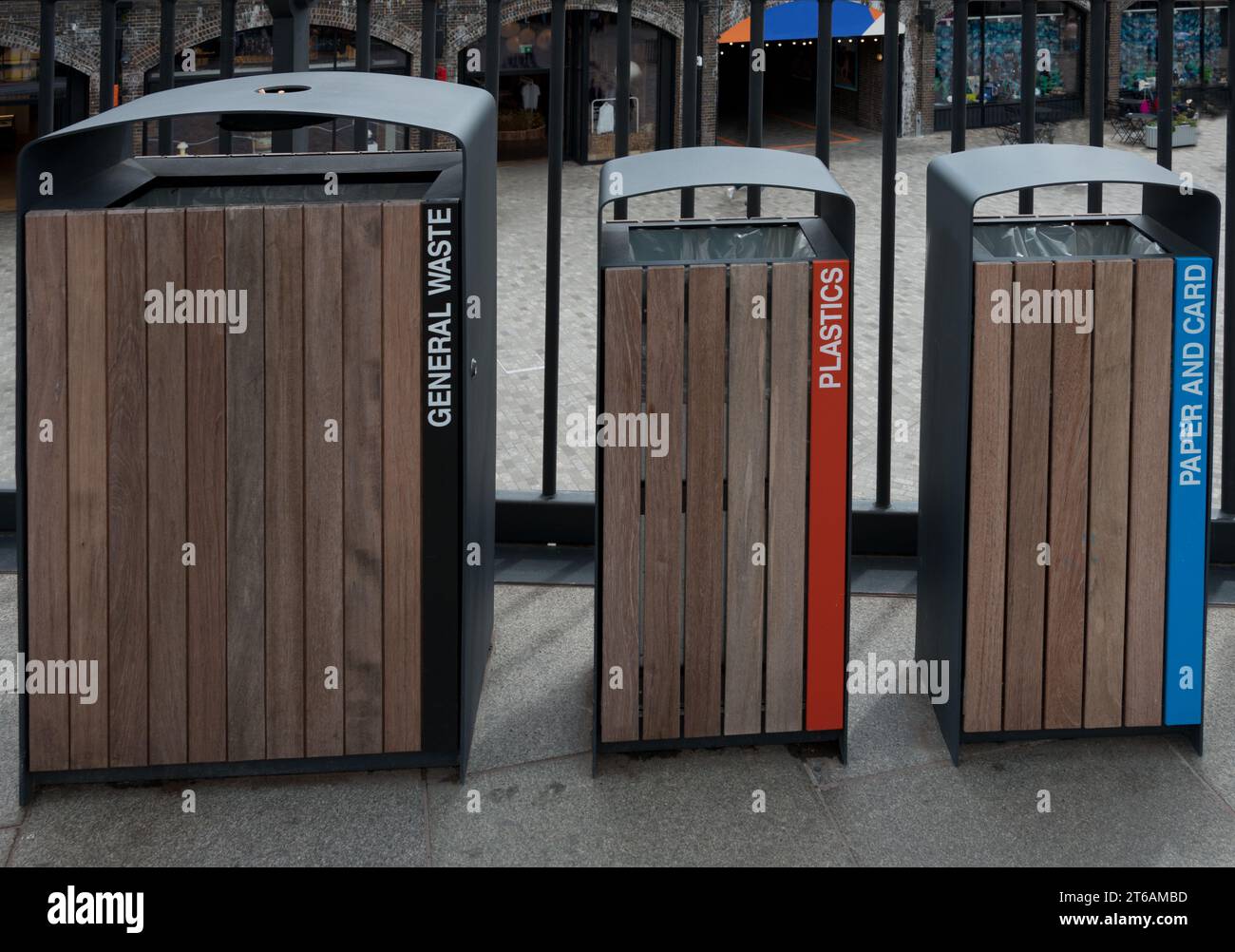 Abfallbehälter für das Recycling von allgemeinen Abfällen, Kunststoffen, Papier und Karten Stockfoto