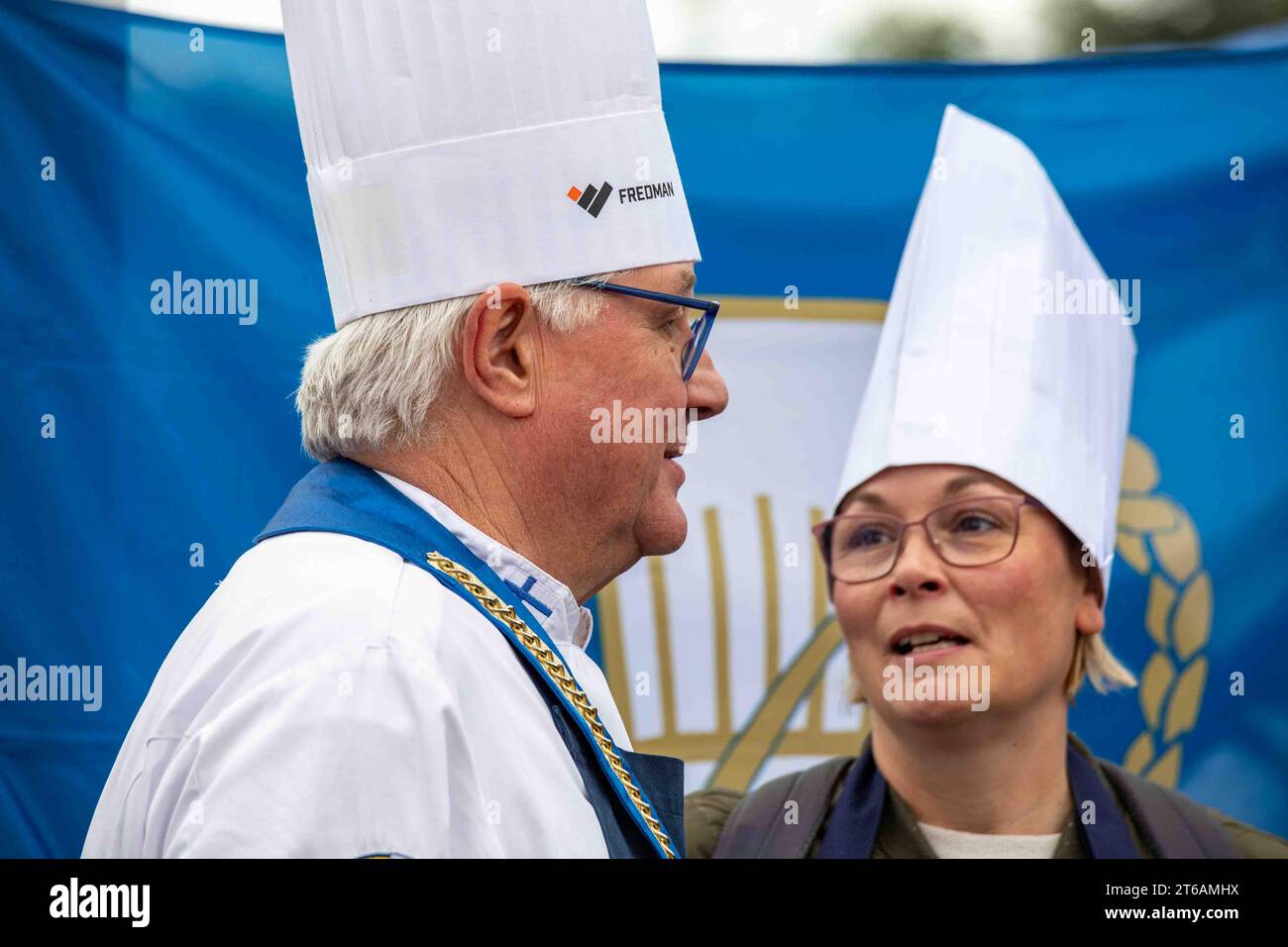 Zwei Köche im Stadin Silakkamarkkinat oder der Helsinki Baltic Herring Fair am Marktplatz in Helsinki, Finnland Stockfoto