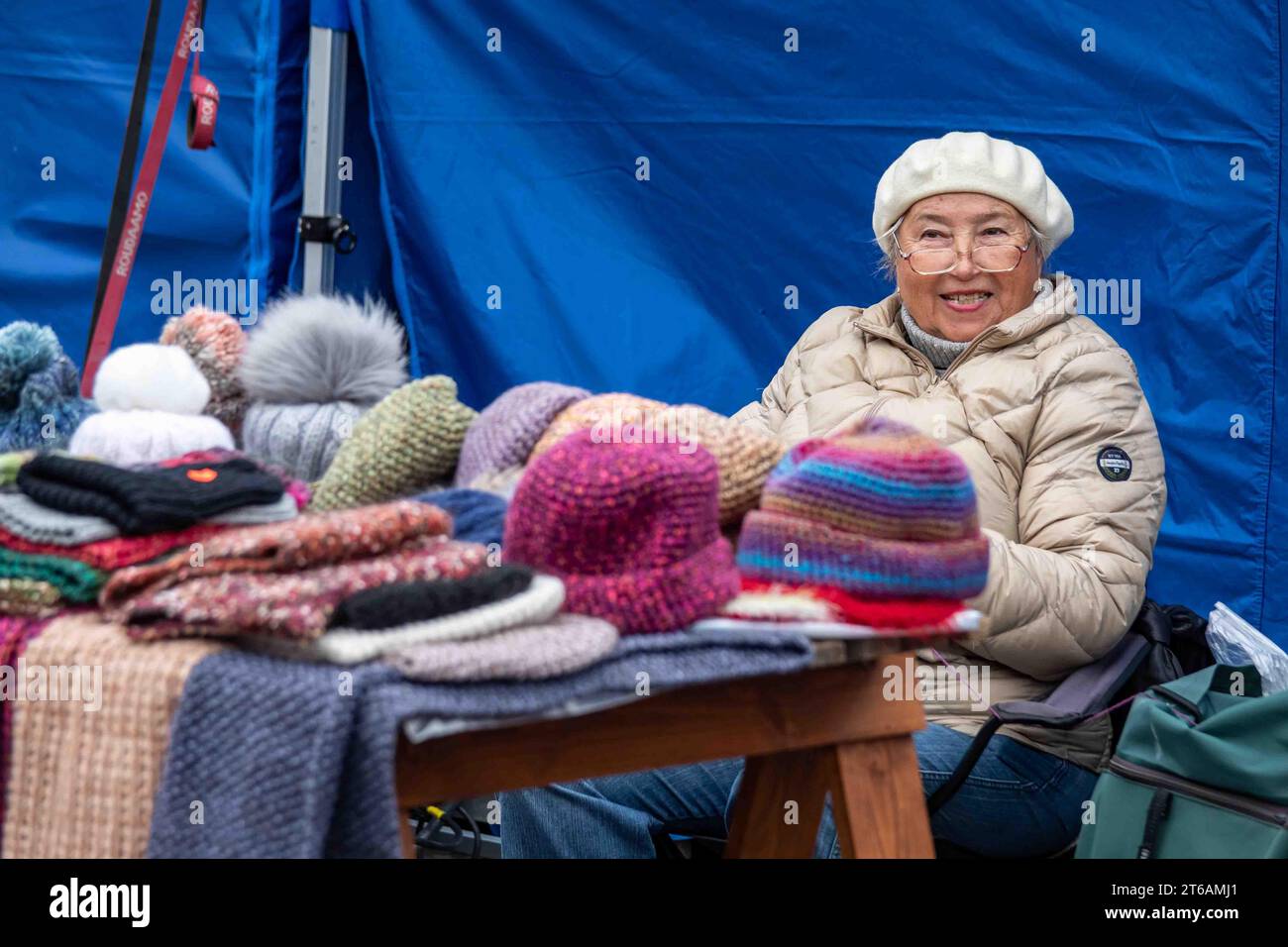 Ältere Bürger verkaufen Mützen und Tücher auf dem Marktplatz in Helsinki, Finnland Stockfoto