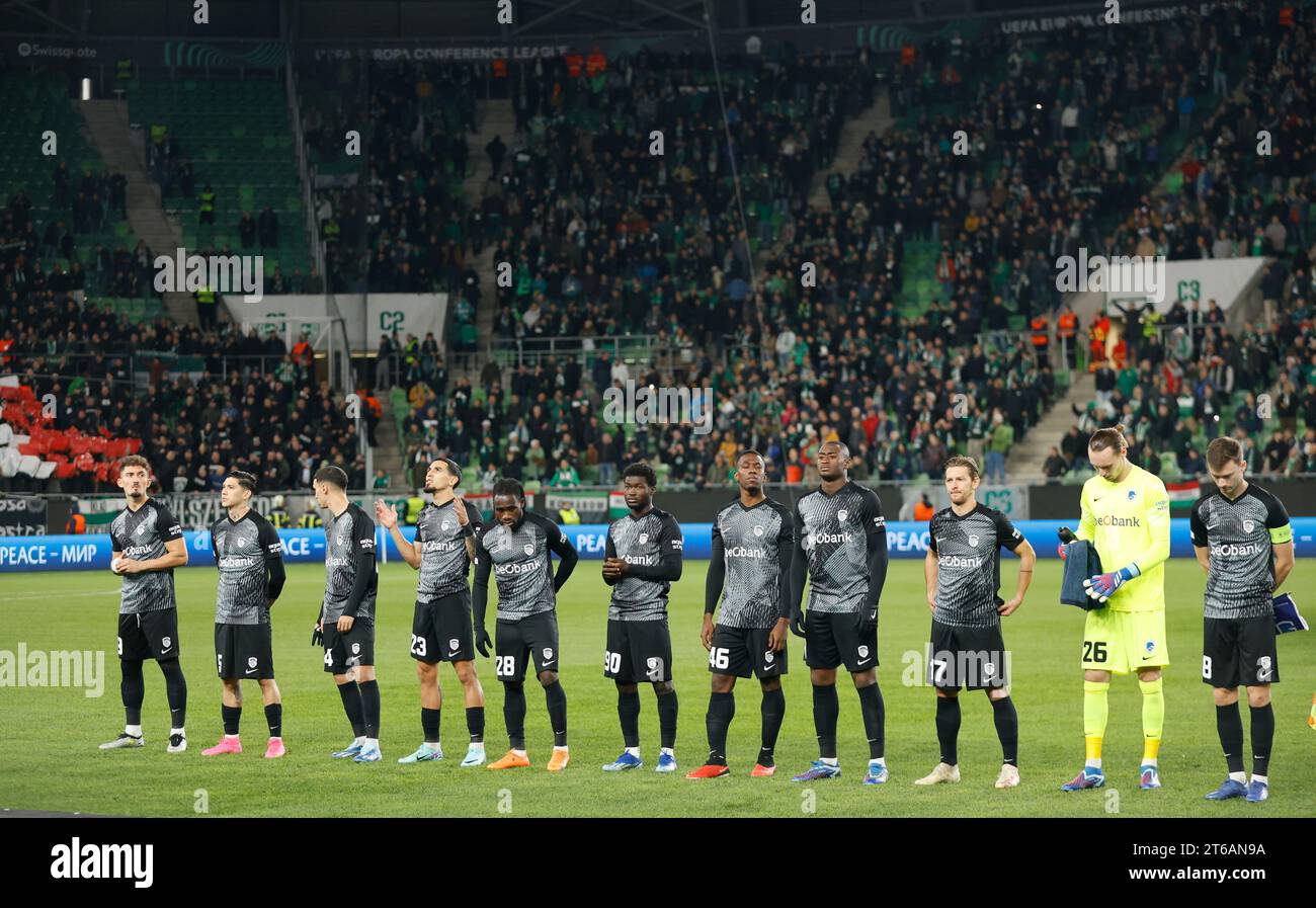 Budapest, Ungarn. November 2023. Genks Spieler am Beginn eines Fußballspiels zwischen dem ungarischen Ferencvarosi TC und der belgischen Fußballmannschaft KRC Genk, am Donnerstag, den 09. November 2023 in Budapest, Ungarn, am 4. Tag der Gruppenphase des UEFA Conference League-Wettbewerbs, in der Gruppe F. BELGA FOTO NIKOLA KRSTIC Credit: Belga News Agency/Alamy Live News Stockfoto