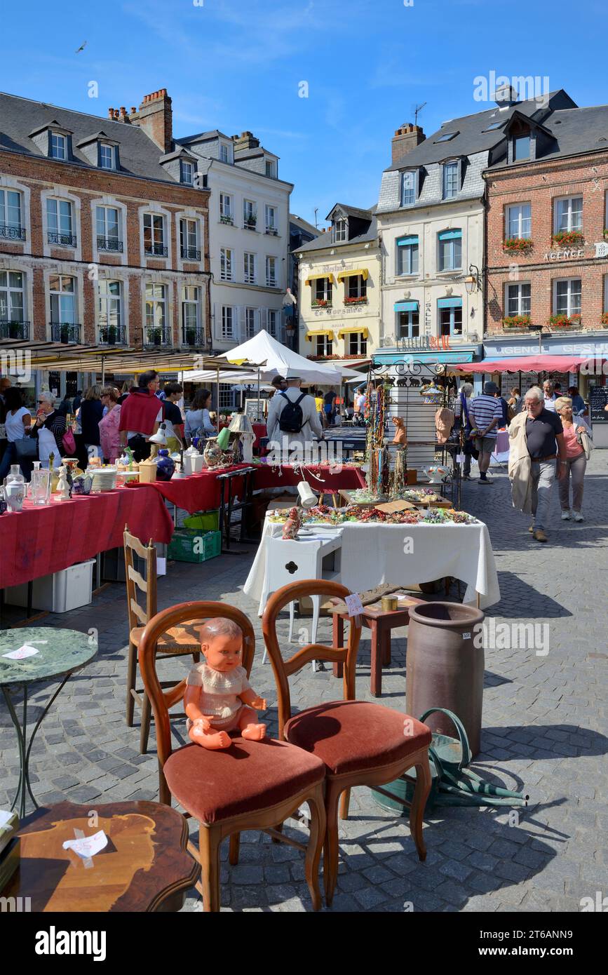 Antiquitäten und Sammlerstücke auf einem Flohmarkt (Brocante) Place Sainte Catherine, Honfleur, Calvados, Basse Normandie, Normandie, Frankreich, Europa Stockfoto