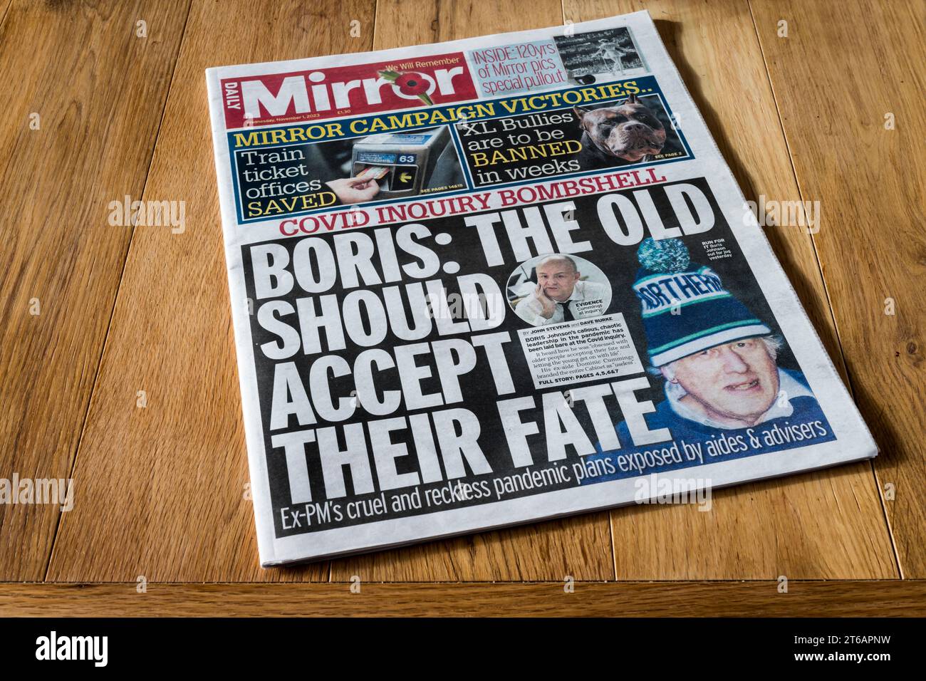 November 2023. Die Schlagzeile in Daily Mirror lautet COVID Inquiry Bombshell. Die Alten sollten ihr Schicksal akzeptieren. Stockfoto