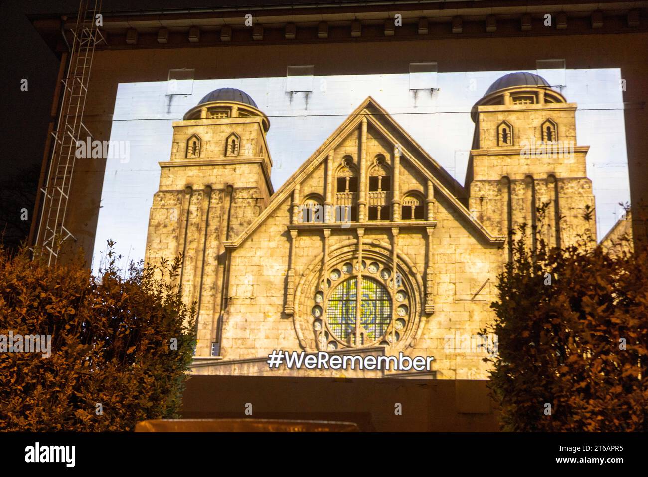 09. November 2023, Hessen, Frankfurt/Main: Eine Projektion an der Fassade des Bunkers aus dem Zweiten Weltkrieg an der Stelle der ehemaligen Hauptsynagoge in Frankfurt erinnert an die Zerstörung zum 85. Jahrestag der Pogromnacht. Die Stadt erinnert an die Zerstörung vor 85 Jahren mit dem virtuellen Wiederaufbau. In der Nacht vom 9. Auf den 10. November 1938 brannten die Nazis Synagogen in ganz Deutschland nieder, misshandelten Juden und verwüsteten ihre Häuser und Geschäfte. Die Pogromnacht war der Auftakt zur systematischen Vernichtung der jüdischen Bevölkerung im Nationalsozialismus. Foto: Helmut Fricke/dpa Stockfoto