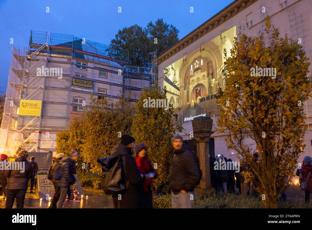 09. November 2023, Hessen, Frankfurt/Main: Eine Projektion an der Fassade des Bunkers aus dem Zweiten Weltkrieg an der Stelle der ehemaligen Hauptsynagoge in Frankfurt erinnert an die Zerstörung zum 85. Jahrestag der Pogromnacht. Die Stadt erinnert an die Zerstörung vor 85 Jahren mit dem virtuellen Wiederaufbau. In der Nacht vom 9. Auf den 10. November 1938 brannten die Nazis Synagogen in ganz Deutschland nieder, misshandelten Juden und verwüsteten ihre Häuser und Geschäfte. Die Pogromnacht war der Auftakt zur systematischen Vernichtung der jüdischen Bevölkerung im Nationalsozialismus. Foto: Helmut Fricke/dpa Stockfoto