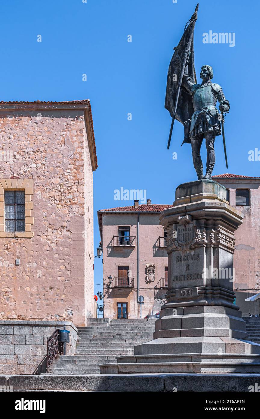 SEGOVIA, SPANIEN - 14. AUGUST 2022: Statue „Denkmal für Juan Bravo“ in Segovia, Spanien, geschaffen vom Bildhauer Aniceto Marinas, 1921 eingeweiht Stockfoto