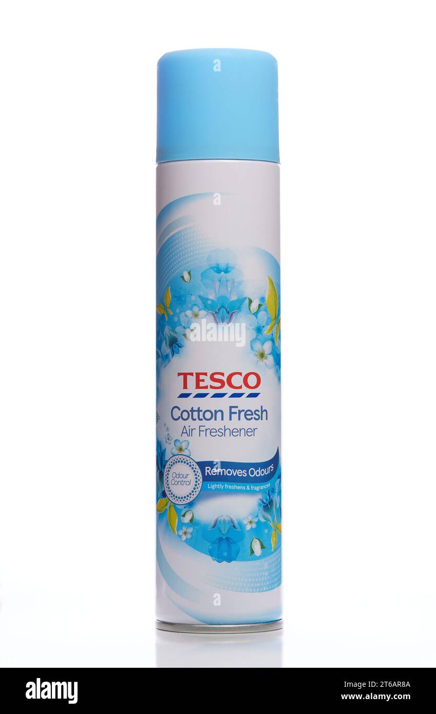 Mansfield, Nottingham, Vereinigtes Königreich, 9. November 2023: Studio-Produktabbildung von Tesco Cotton Frischlufterfrischer Tesco ist ein britisches Unternehmen. Stockfoto