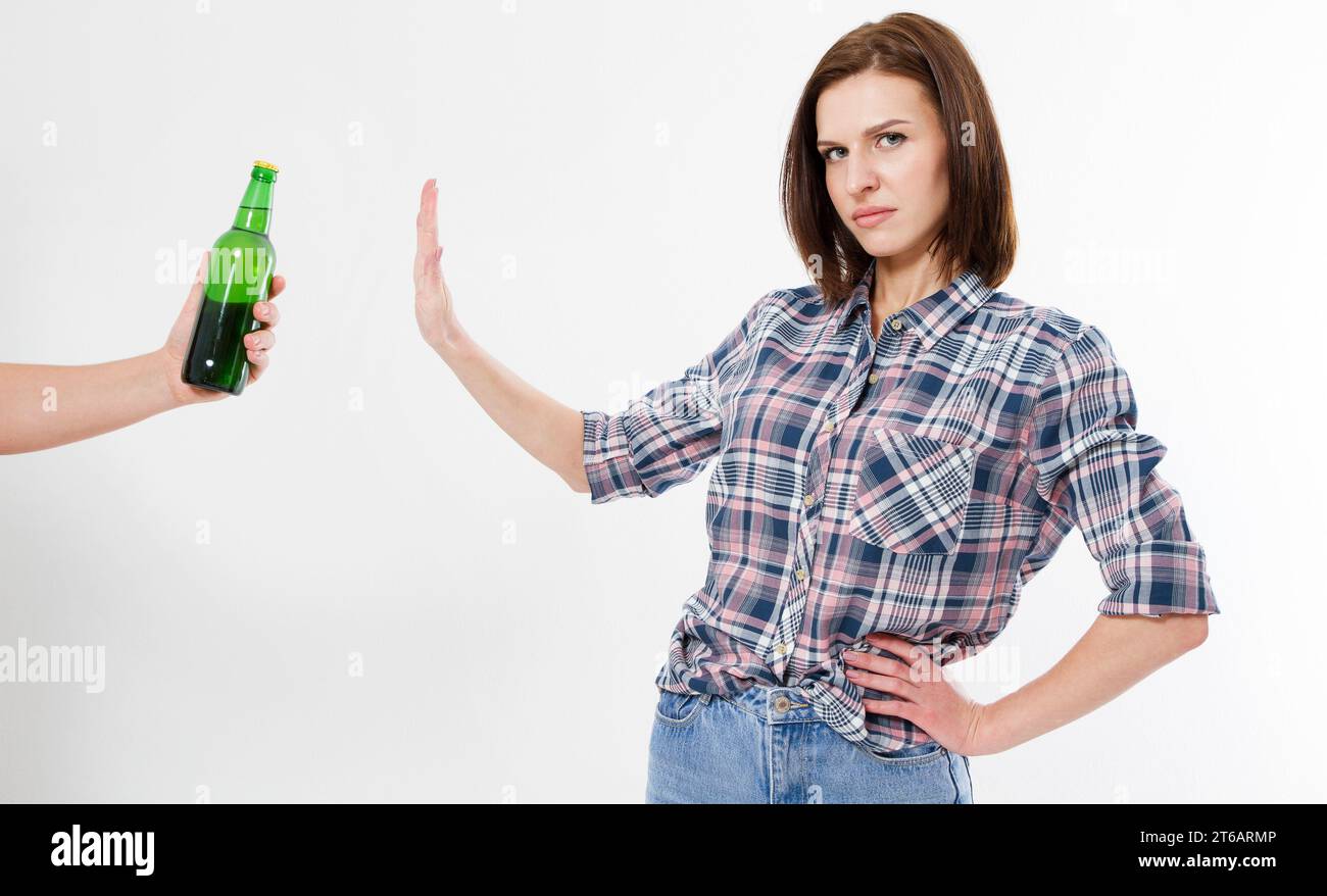 Frau, Mädchen abgelehnt Alkohol trinken isoliert auf weißem Hintergrund.Anti-Alkohol-Konzept.gesunde Lebensweise, gesunde Ernährung und keine schlechten Gewohnheiten Stockfoto