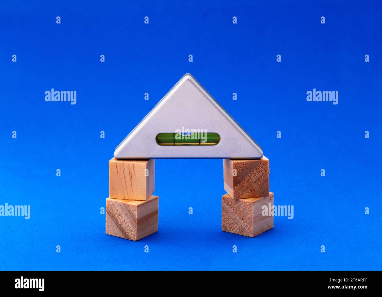 Dreieckige Luftpolsterwaage auf vier Holzblöcken Stockfoto
