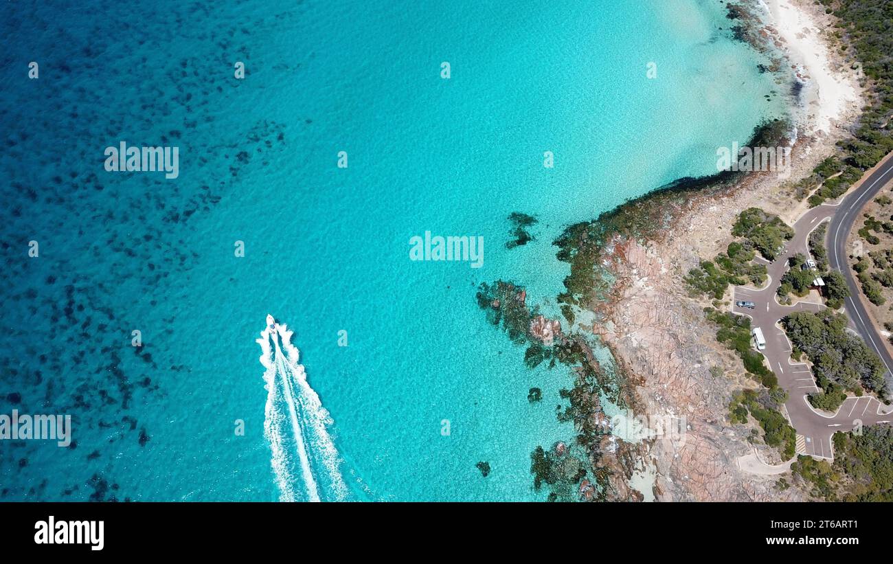 Ein ruhiger Strand mit unberührtem Sand und einem ruhigen türkisfarbenen Meer im Hintergrund Stockfoto