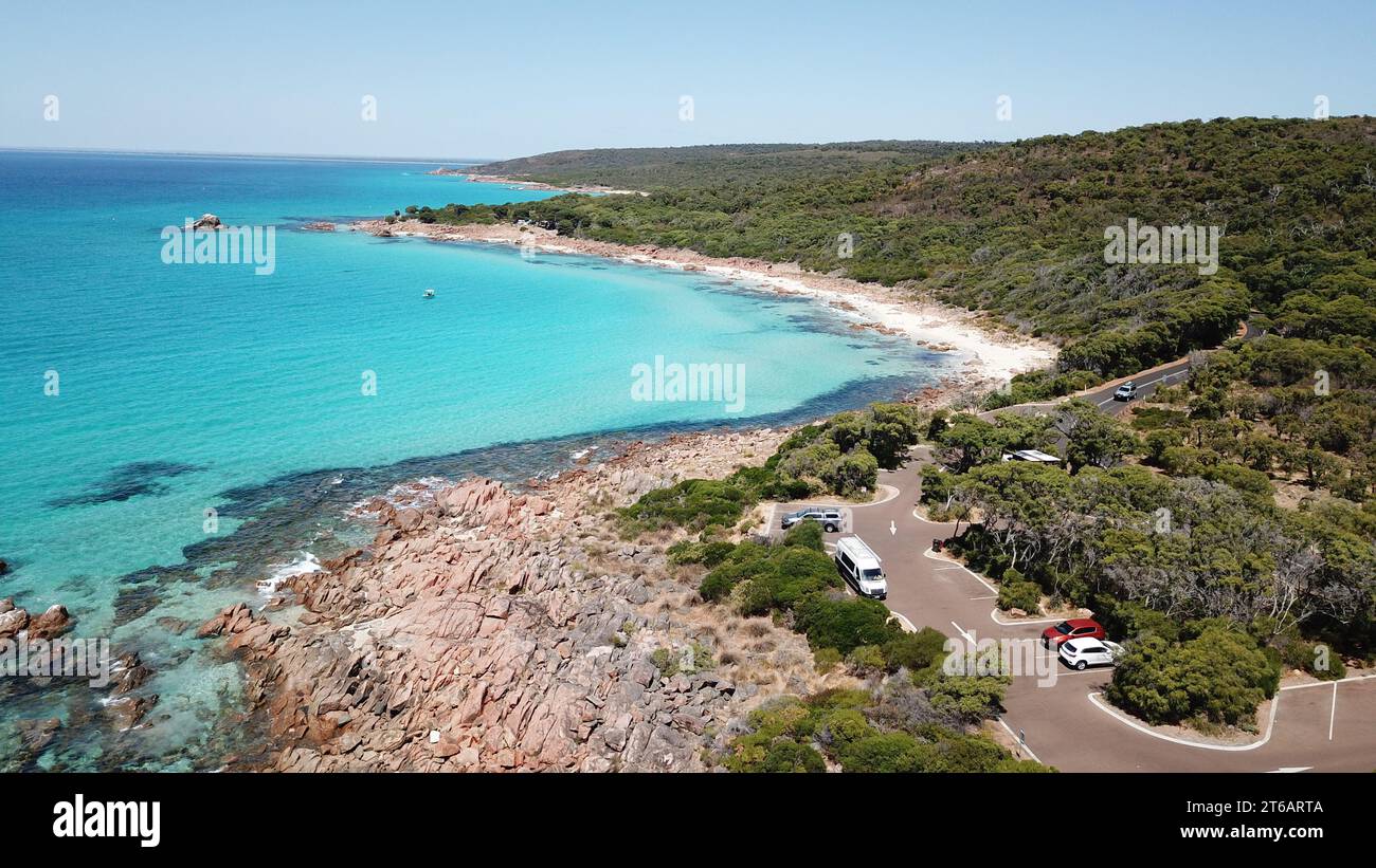 Ein ruhiger Strand mit unberührtem Sand und einem ruhigen türkisfarbenen Meer im Hintergrund Stockfoto
