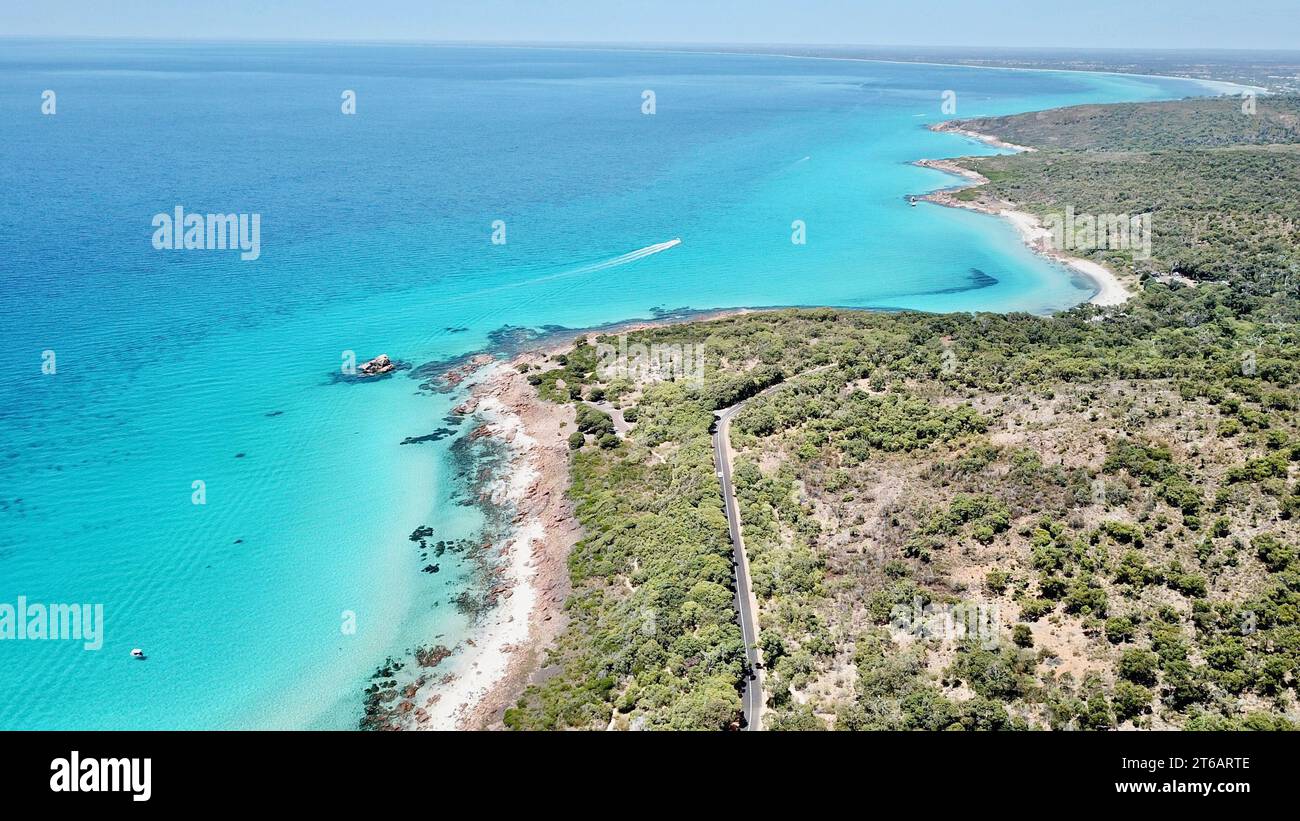 Ein ruhiger Strand mit unberührtem Sand und einem ruhigen türkisfarbenen Meer im Hintergrund Stockfoto