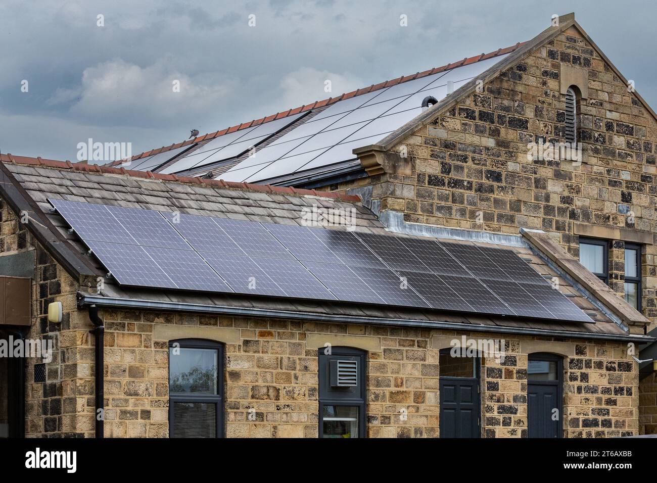 Solarpaneele (PV-Panels) auf dem Dach der Baildon Methodist Church. Dies ist eine zukunftsweisende Kirche, die sich um die Umwelt kümmert. Stockfoto