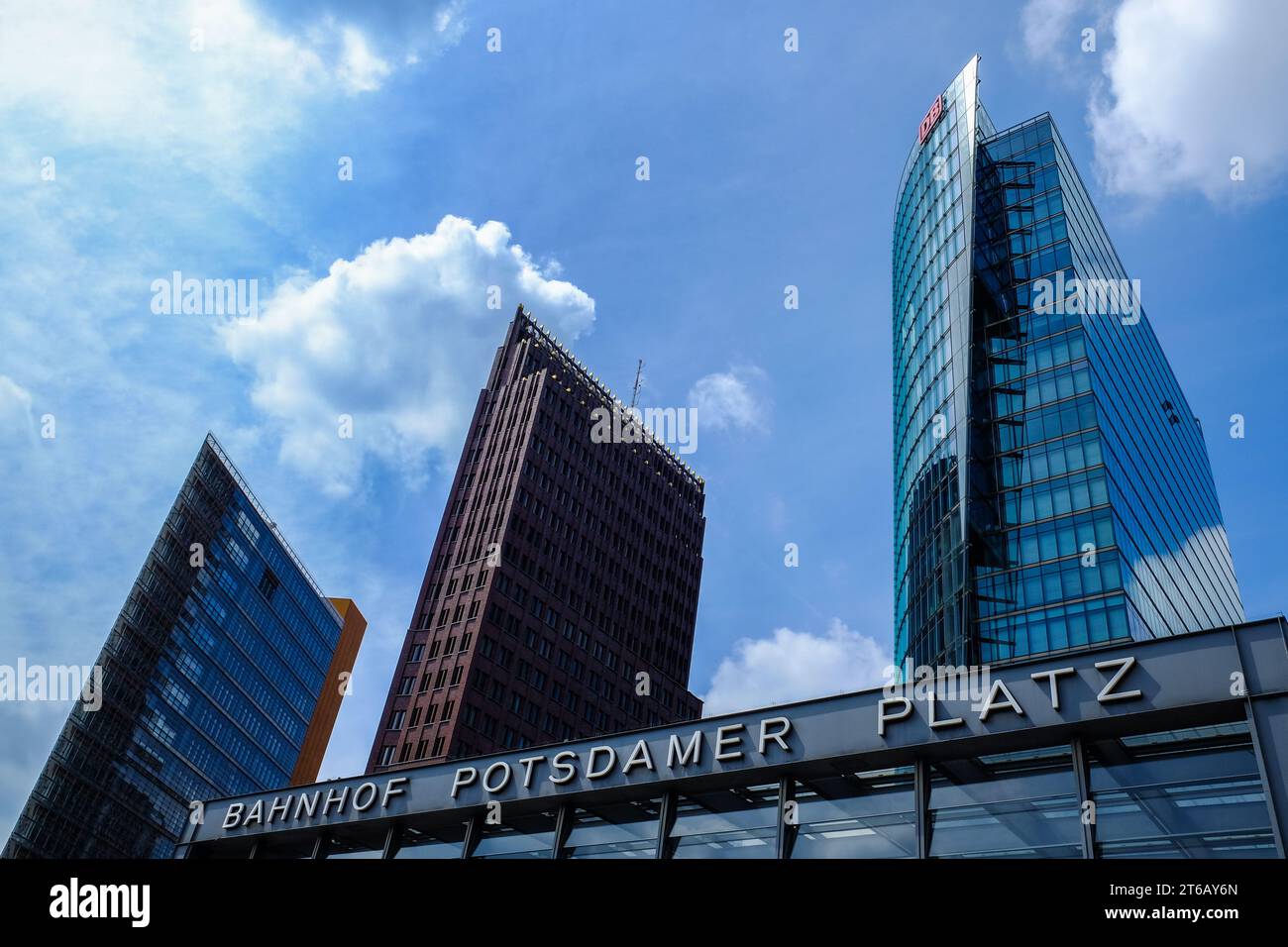 Die dynamische urbane Szene am Potsdamer Platz fängt Berlins Modernität und Vitalität ein. Stockfoto