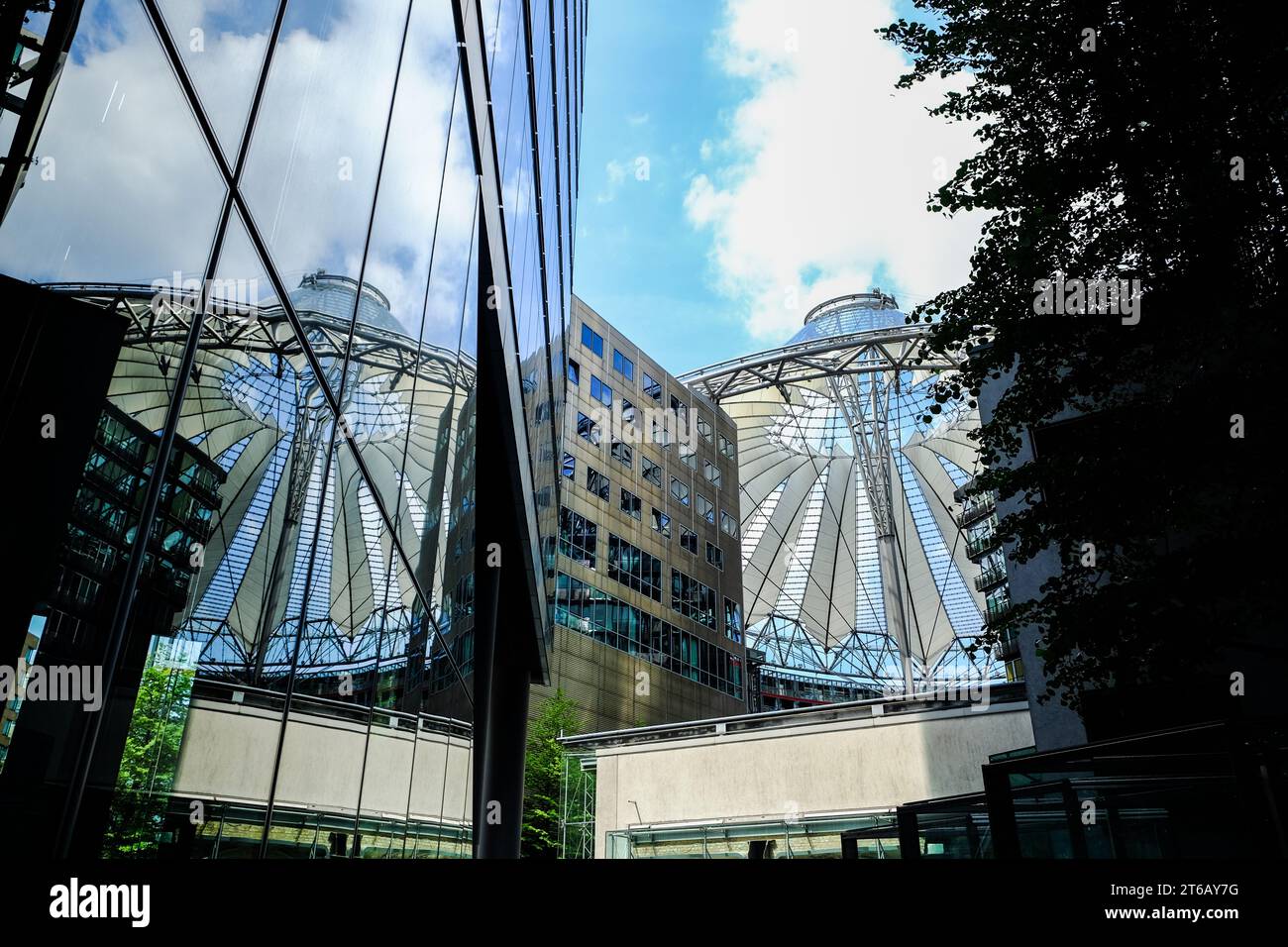 Die moderne Architektur des Sony Centre am Potsdamer Platz verkörpert Berlins zeitgenössischen Charme. Stockfoto