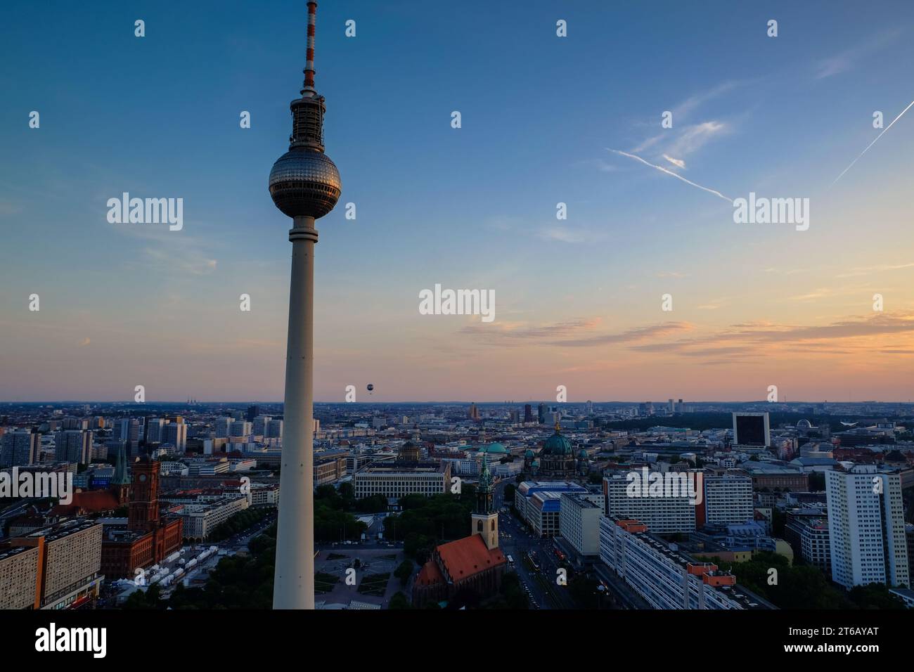 Berlin und der Fernsehturm von oben, in das Licht des Sonnenuntergangs getaucht, bieten eine atemberaubende Aussicht. Stockfoto