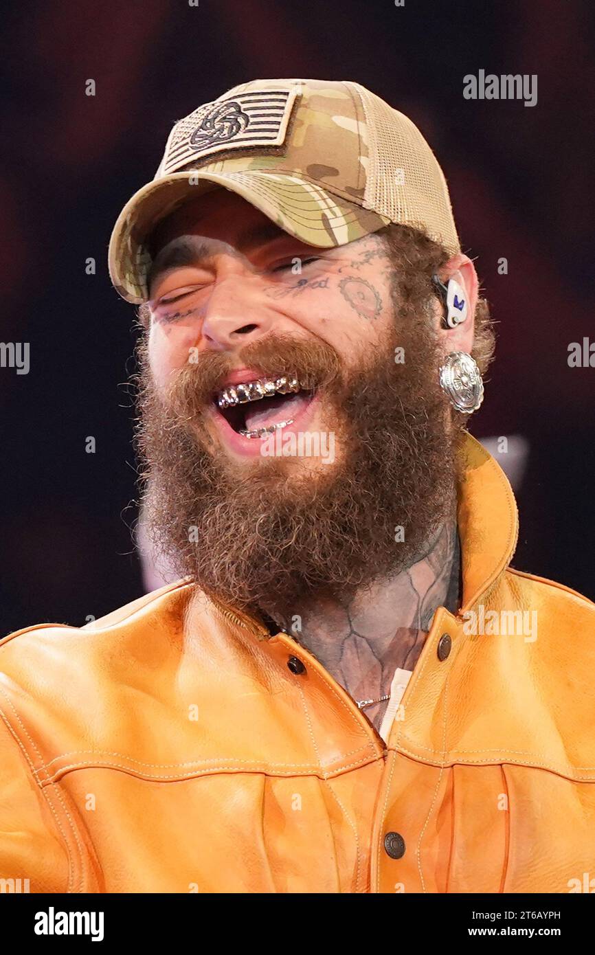 8. November 2023, Nashville, Tennessee, USA: POST MALONE tritt bei den 57. Jährlichen CMA Awards in der Bridgestone Arena auf. Stockfoto
