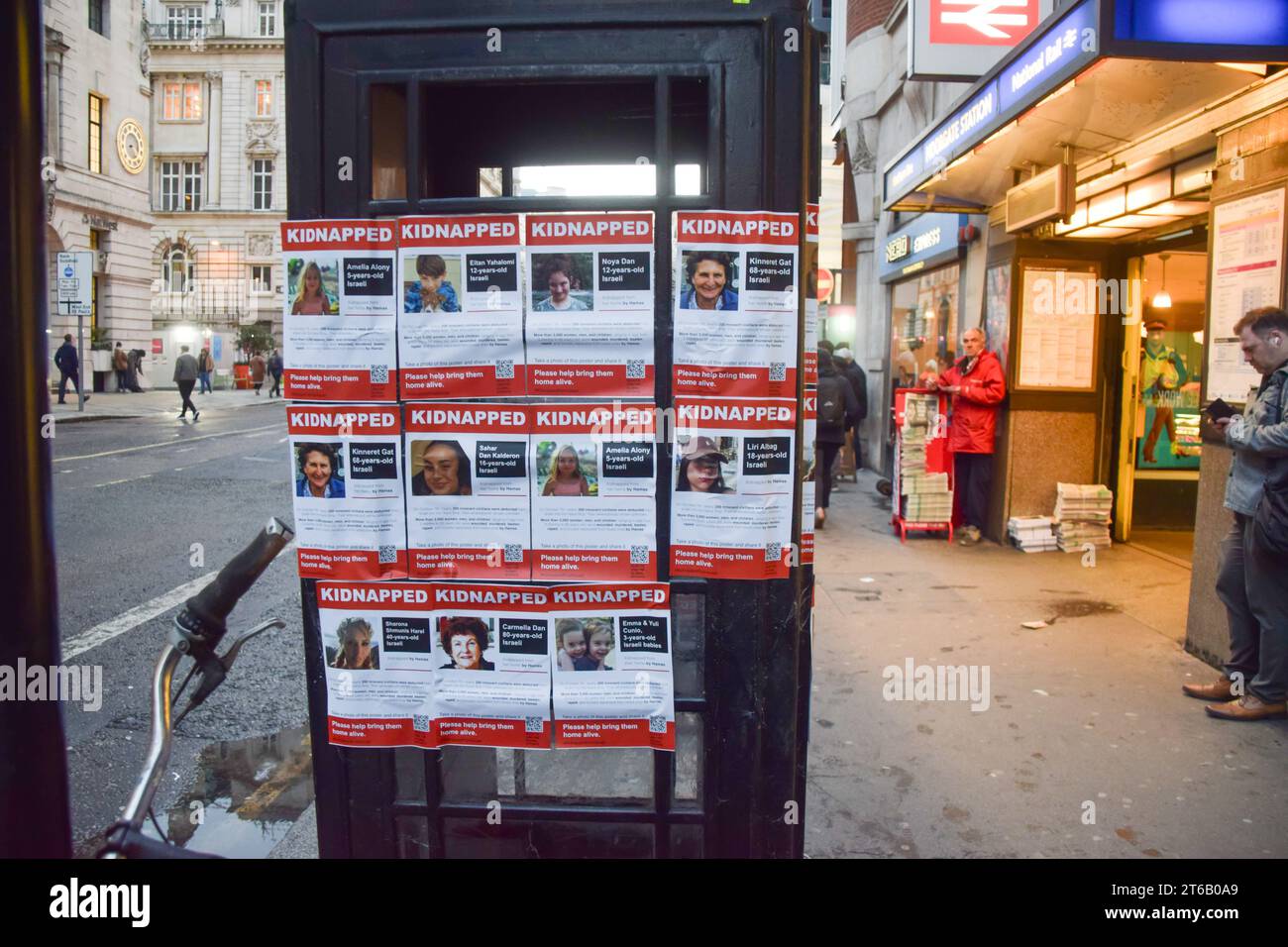 London, England, Großbritannien. November 2023. Plakate von von der Hamas entführten Israelis in Gaza vor der Station Moorgate. Pro-israelische Demonstranten versammelten sich vor den Büros des britischen Roten Kreuzes und forderten die Organisation auf, israelische Geiseln zu besuchen, die von der Hamas in Gaza festgehalten werden. (Kreditbild: © Vuk Valcic/ZUMA Press Wire) NUR REDAKTIONELLE VERWENDUNG! Nicht für kommerzielle ZWECKE! Stockfoto