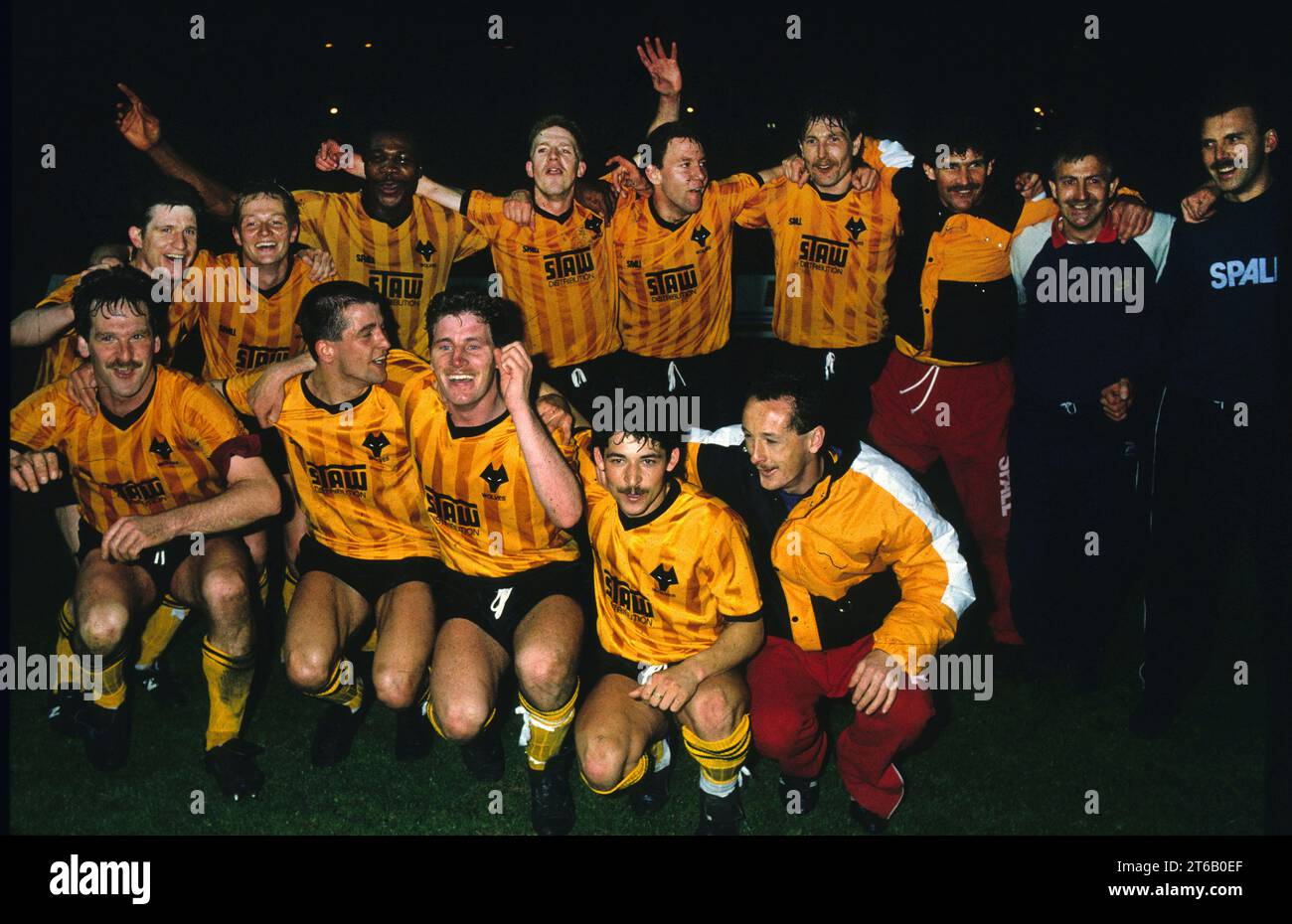 Wölfe feiern Beförderung im Mai 1988. Front Alistair Robertson, Steve Bull, Micky Holmes, Andy Thompson, Nigel Vaughan. Hintere Reihe Andy Mutch, Keith Downing, Floyd Streete, Phil Robinson, Gary Bellamy, Jackie Gallagher, Barry Powell, Paul Darby. Stockfoto