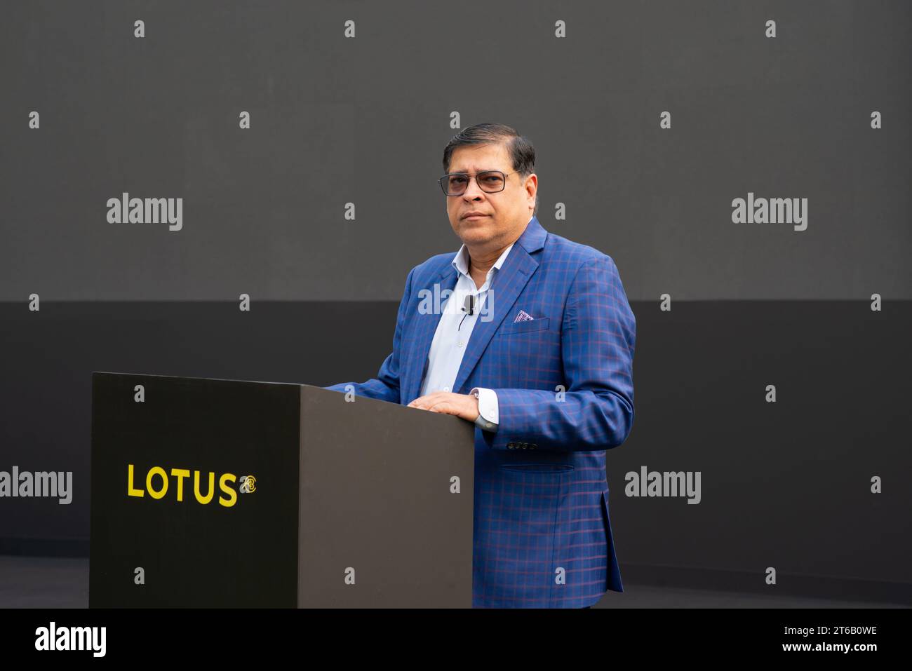 Neu-Delhi, Indien. November 2023. Satya Bagla, Managing Director, Exclusive Motors India, wurde bei der Markteinführung des Lotus Eletre R Car (allesamt elektrischer Luxus-SUV) im Lodhi Hotel gesehen. Quelle: SOPA Images Limited/Alamy Live News Stockfoto
