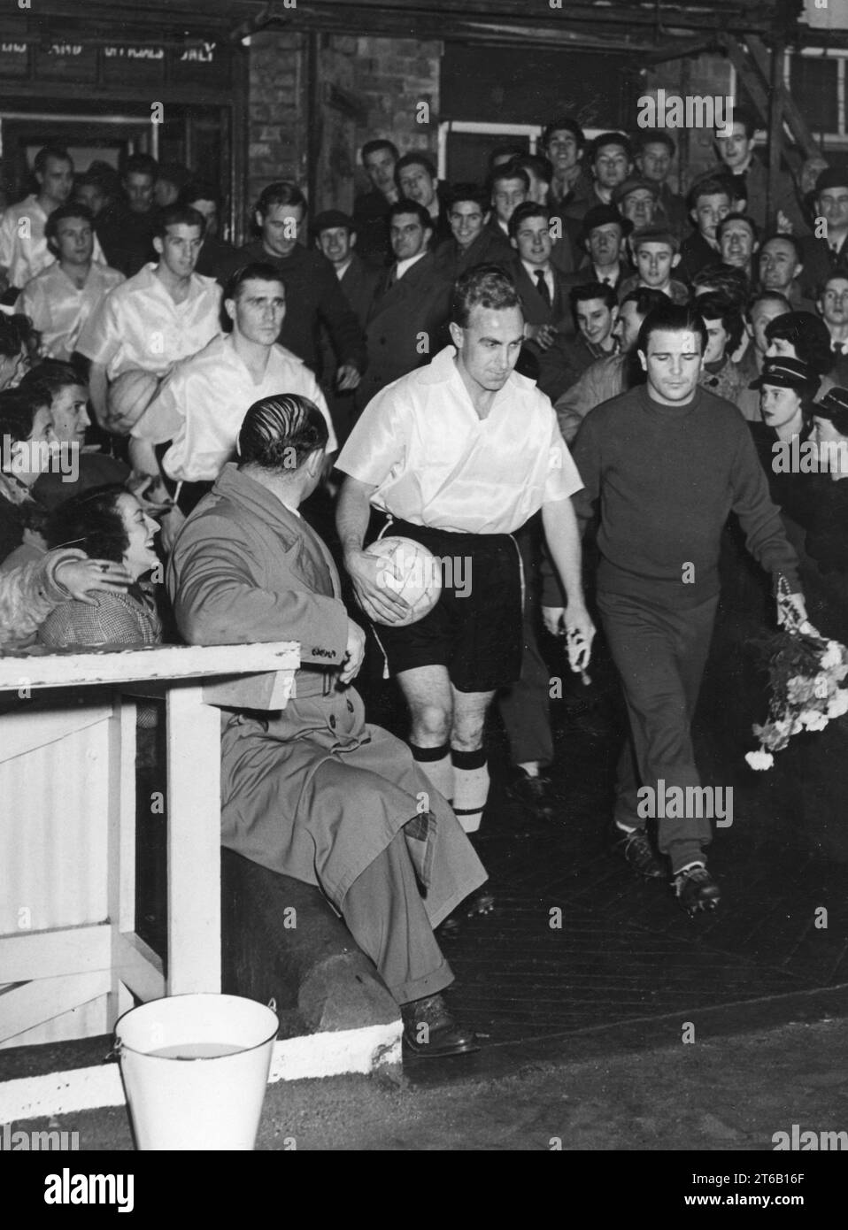 Wolverhampton Wanderers gegen Honved FC Billy Wright und Ferenc Puskás führten 1954 die Teams in Molineux an Stockfoto