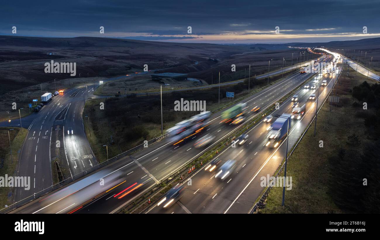 Ein Blick aus der Vogelperspektive auf die Kreuzung 22 (Rockingstone Moss) des M62 Motorway, Saddleworth Moor, West Yorkshire. Stockfoto