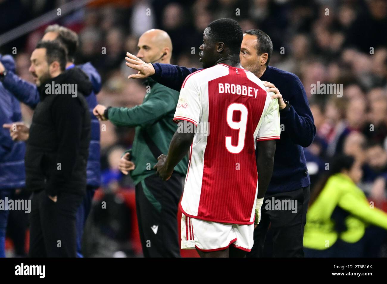 AMSTERDAM - (l-r) Brian Brobbey of Ajax, Ajax-Trainer John va't Schip während des Gruppenspiels der UEFA Europa League zwischen Ajax Amsterdam und Brighton & Hove Albion FC in der Johan Cruyff Arena am 9. November 2023 in Amsterdam, Niederlande. ANP OLAF KRAAK Stockfoto