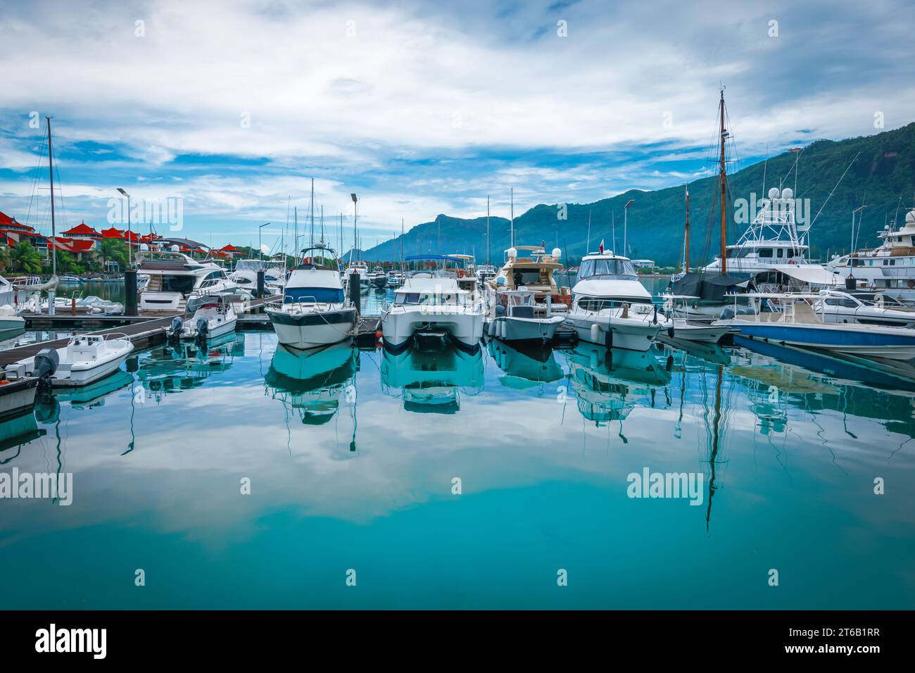Boote und Yachten liegen im Yachthafen von Eden Island, Mahe Island, Seychellen. Stockfoto