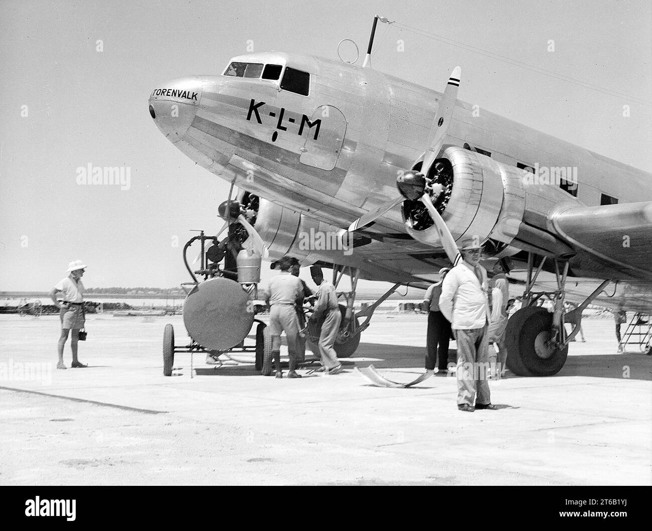 KLM Airplane wird am Flughafen, Lydda, Mandatory Palestine, G. Eric und Edith Matson Photograph Collection bedient Stockfoto