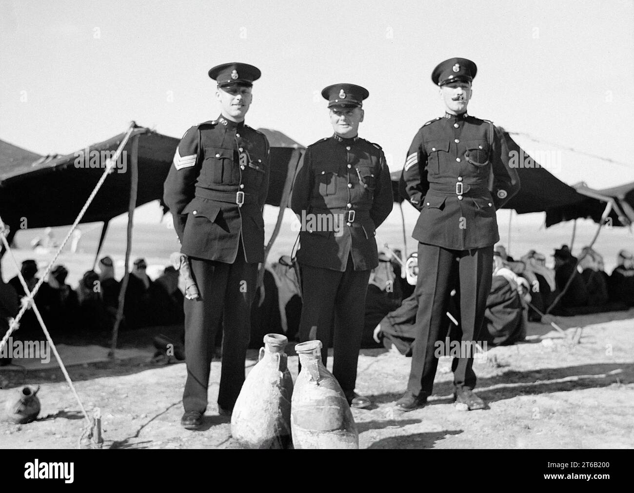 Drei britische Konstabler als Gäste beim Stammesessen im Kavallerie-Posten 20 Meilen nördlich von Beersheba, Tel-el-Meleiha, Mandatory Palestine, G. Eric und Edith Matson Photography Collection, 18. Januar 1940 Stockfoto