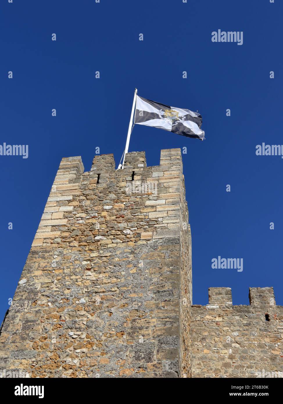 Die Flagge von Lissabon oder die Flagge von St. Vincent auf der Burg St. Georges (Castelo de São Jorge) in Lissabon Stockfoto