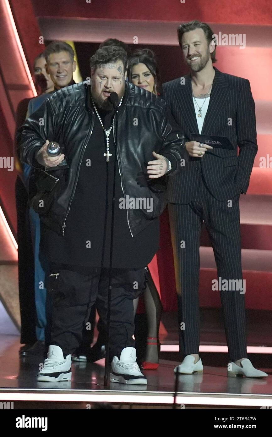 November 2023: Nashville, Tennessee: Jelly Roll, Dave Haywood, Gerry Turner, Hillary Scott, Charles Kelley. 57. Jährliche CMA Awards in der Bridgestone Arena. (Kreditbild: © AdMedia via ZUMA Press Wire) NUR REDAKTIONELLE VERWENDUNG! Nicht für kommerzielle ZWECKE! Stockfoto
