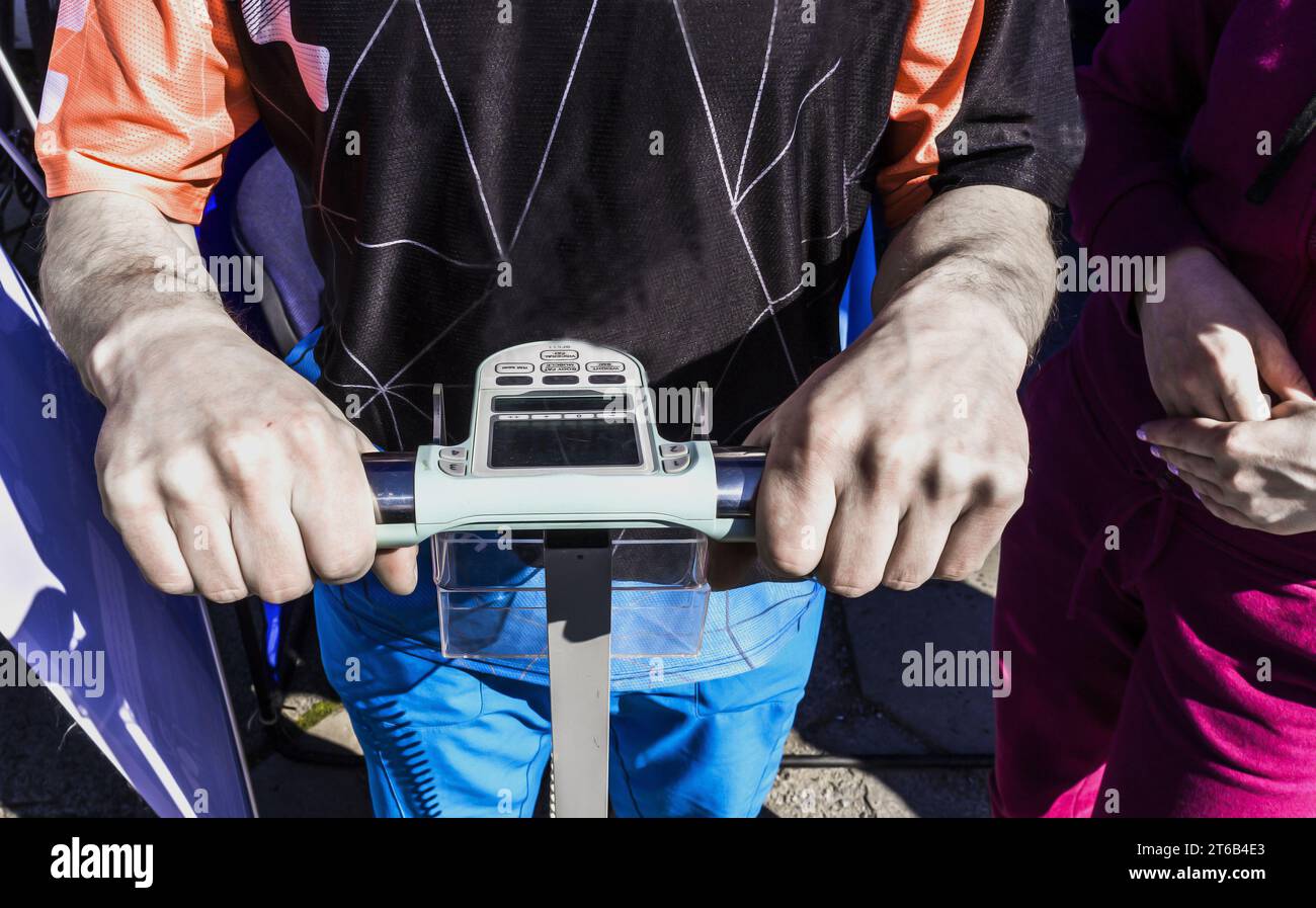 Messung des strengen Dynamometers. Elektronisches medizinisches KRAFTMESSGERÄT. Sporttrainer Stockfoto