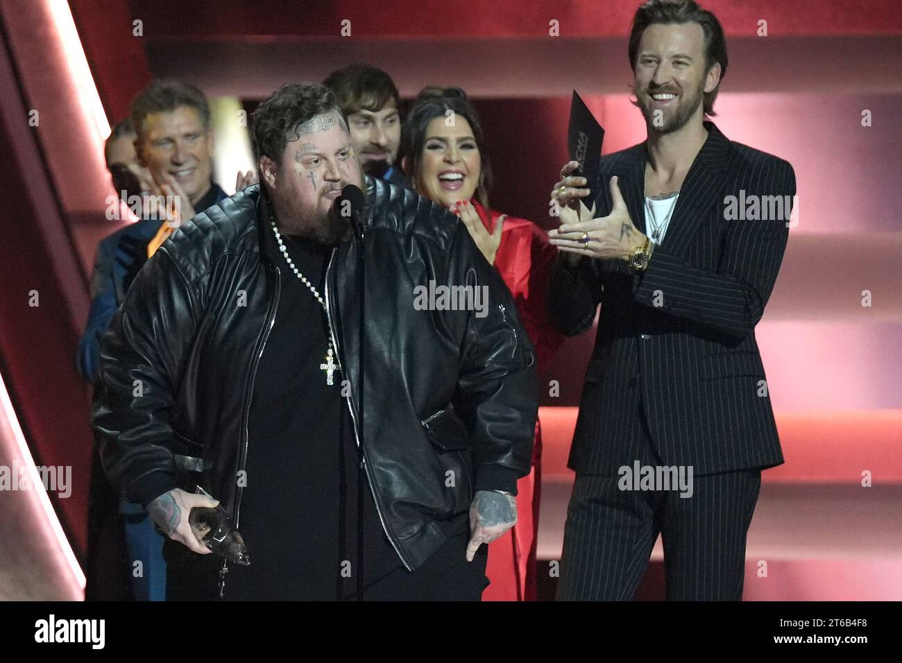 November 2023: Nashville, Tennessee: Jelly Roll, Dave Haywood, Gerry Turner, Hillary Scott, Charles Kelley. 57. Jährliche CMA Awards in der Bridgestone Arena. (Kreditbild: © AdMedia via ZUMA Press Wire) NUR REDAKTIONELLE VERWENDUNG! Nicht für kommerzielle ZWECKE! Stockfoto
