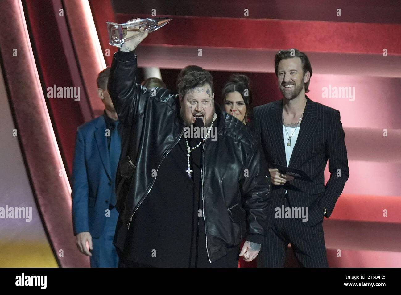 November 2023: Nashville, Tennessee: Jelly Roll, Dave Haywood, Gerry Turner, Hillary Scott, Charles Kelley. 57. Jährliche CMA Awards in der Bridgestone Arena. (Kreditbild: © AdMedia via ZUMA Press Wire) NUR REDAKTIONELLE VERWENDUNG! Nicht für kommerzielle ZWECKE! Stockfoto