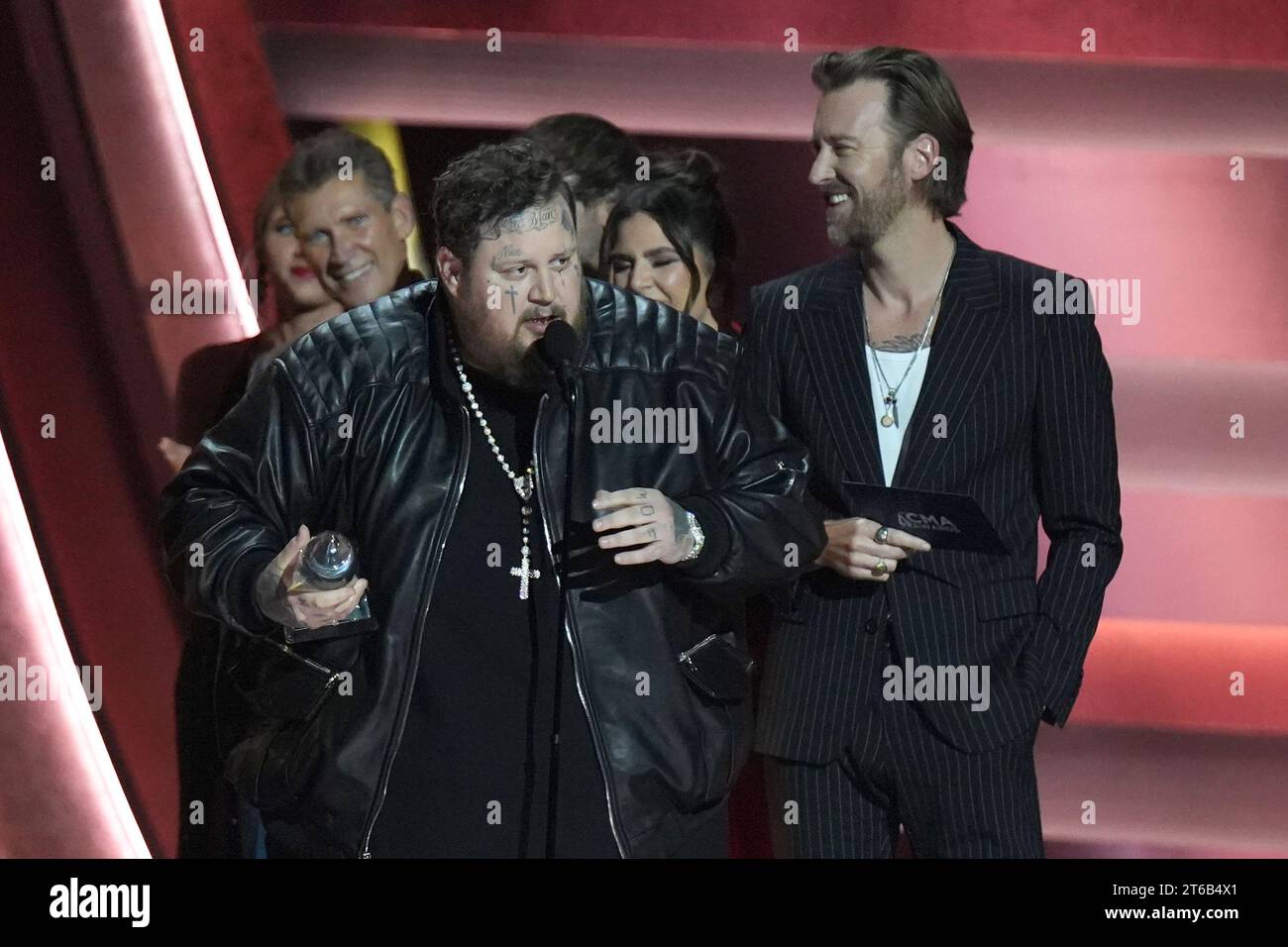 November 2023: Nashville, Tennessee: Jelly Roll, Dave Haywood, Gerry Turner, Hillary Scott, Charles Kelley. 57. Jährliche CMA Awards in der Bridgestone Arena. (Kreditbild: © AdMedia via ZUMA Press Wire) NUR REDAKTIONELLE VERWENDUNG! Nicht für kommerzielle ZWECKE! Stockfoto