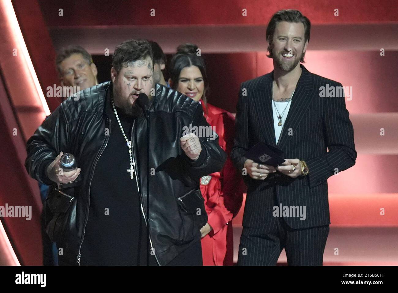 November 2023: Nashville, Tennessee: Jelly Roll, Dave Haywood, Gerry Turner, Hillary Scott, Charles Kelley. 57. Jährliche CMA Awards in der Bridgestone Arena. (Kreditbild: © AdMedia via ZUMA Press Wire) NUR REDAKTIONELLE VERWENDUNG! Nicht für kommerzielle ZWECKE! Stockfoto