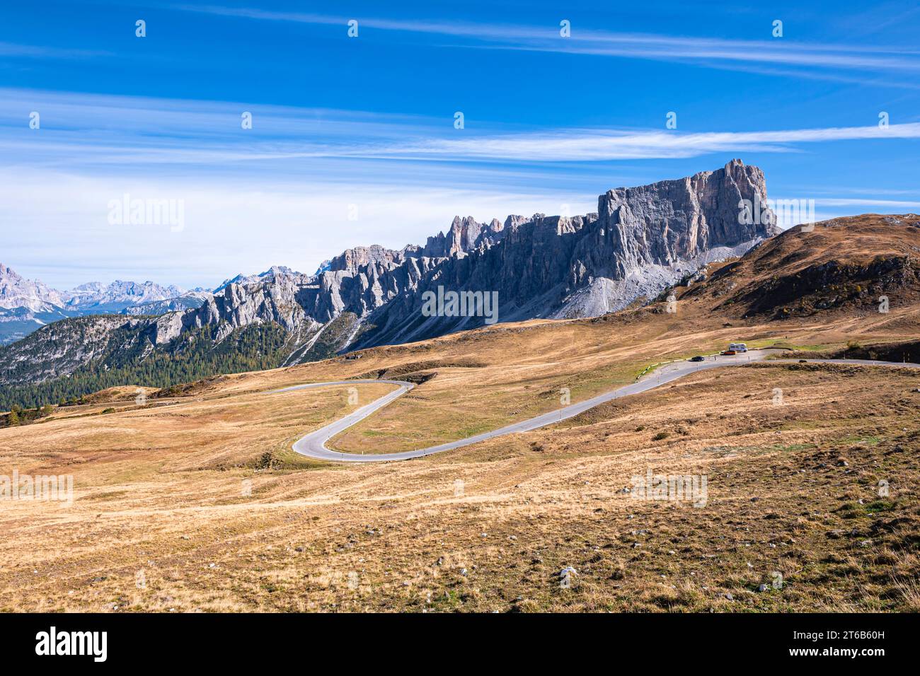 Wunderschöner Blick auf eine Bergkette in den Dolomiten Stockfoto