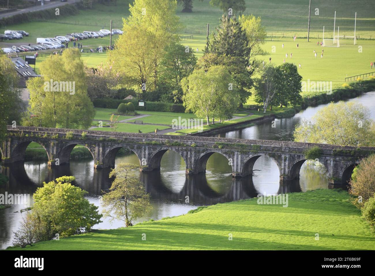 Blick auf das Dorf Inistioge von der Kapelle, den Woodstock Gardens und dem Arboretum Stockfoto