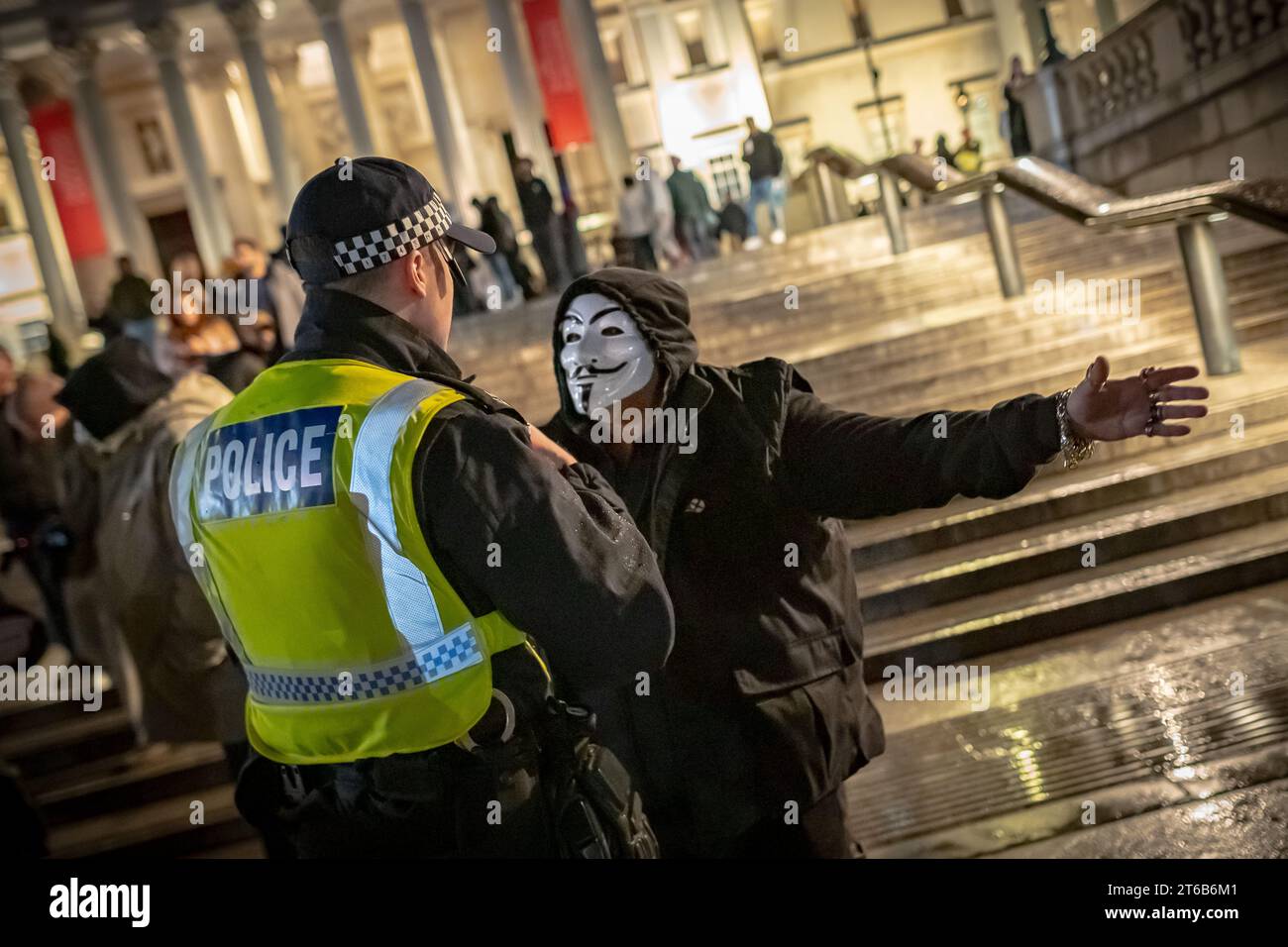 „Million Mask March“-Aktivisten gegen die Regierung marschieren am 5. November durch Westminster. London, Großbritannien Stockfoto