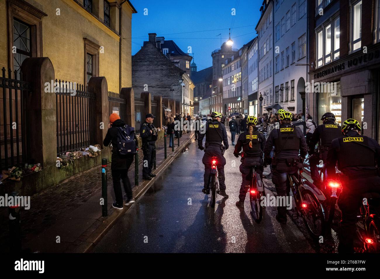 Dänische Polizei auf Fahrrädern in der Synagoge vor der Fackelprozession, die von der Jüdischen Gesellschaft anlässlich des 85. Jahrestages der Nacht des Glasbruchs in Kopenhagen am Donnerstag, den 9. November 2023 organisiert wurde. Stockfoto