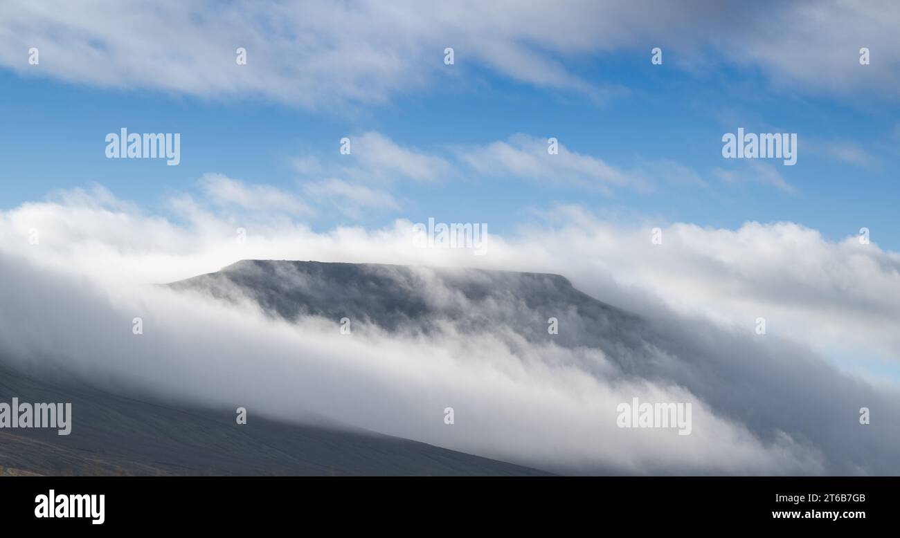 Ingleborough Fell, einer der Three Peaks im Yorkshire Dales National Park, mit einer Wolkenumkehrung. Stockfoto