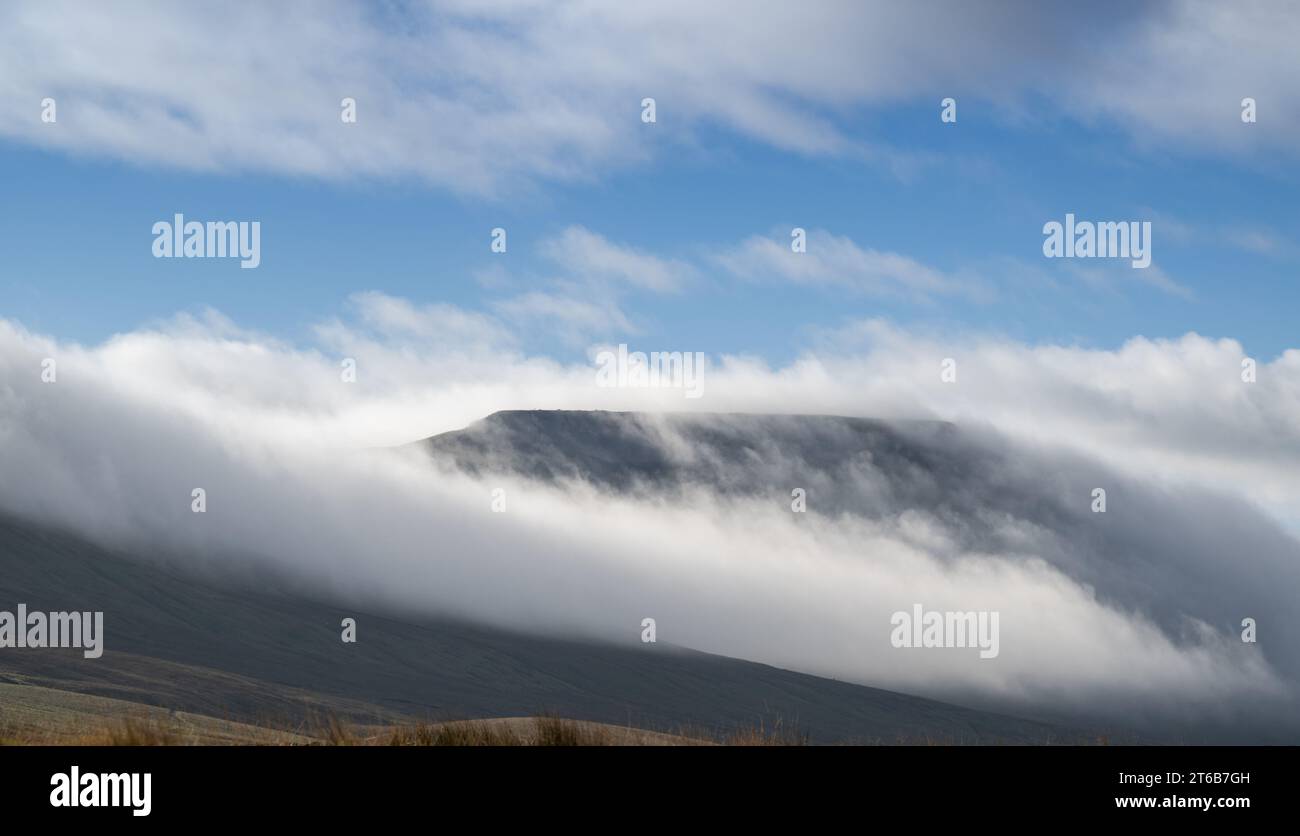 Ingleborough Fell, einer der Three Peaks im Yorkshire Dales National Park, mit einer Wolkenumkehrung. Stockfoto