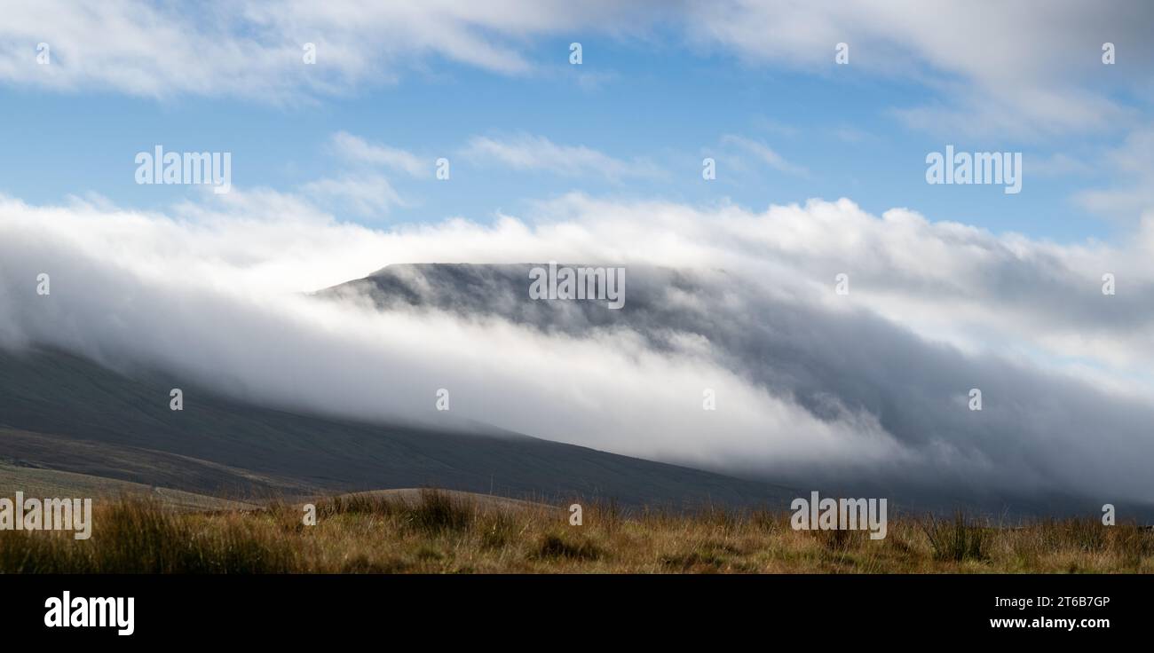 Ingleborough Fell, einer der Three Peaks im Yorkshire Dales National Park, mit einer Wolkenumkehrung. Stockfoto