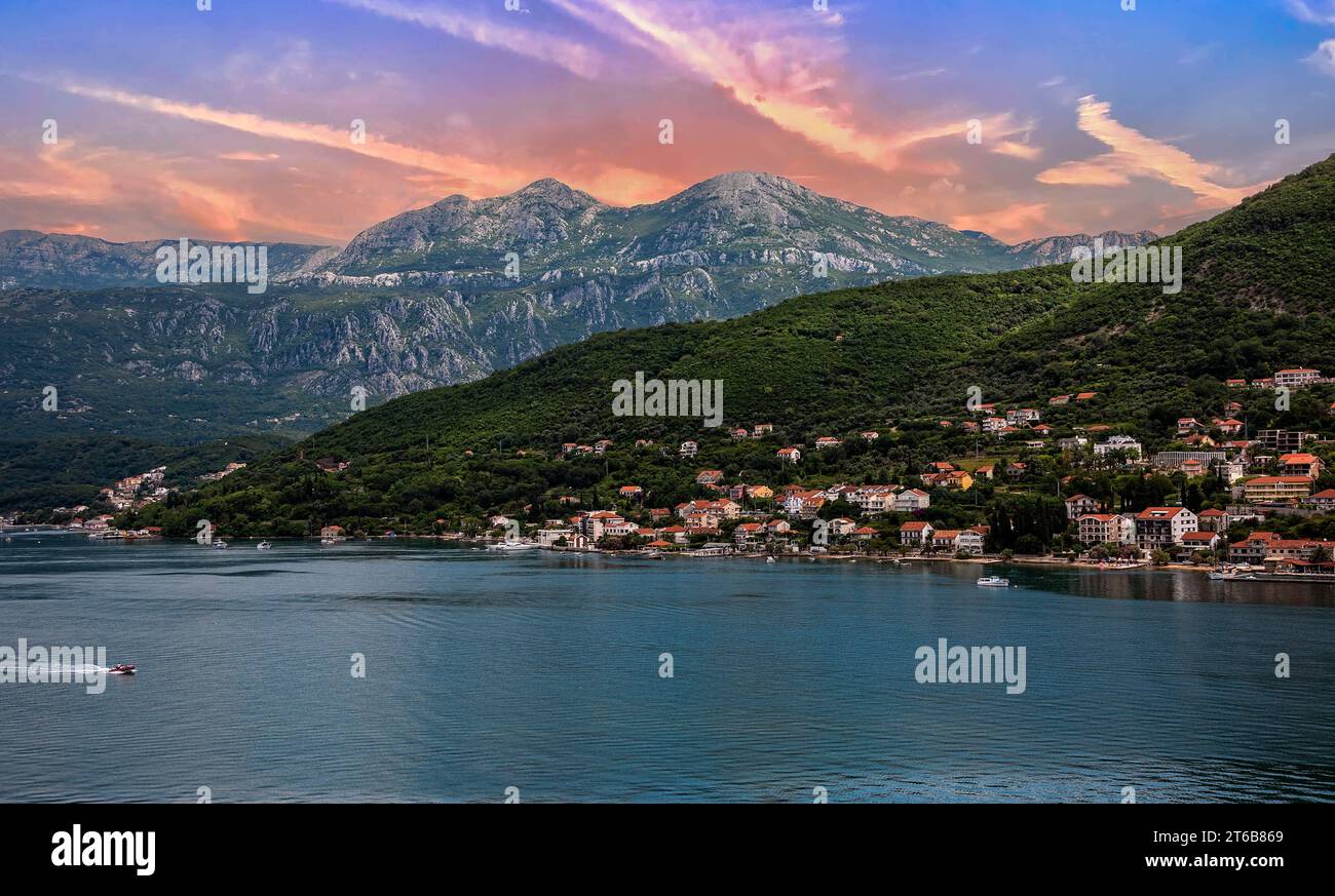 Majestätischer Himmel über Kotor, einer befestigten Stadt an der Adriaküste Montenegros, in einer Bucht in der Nähe der Kalksteinklippen des Mt. Lovćen. Stockfoto
