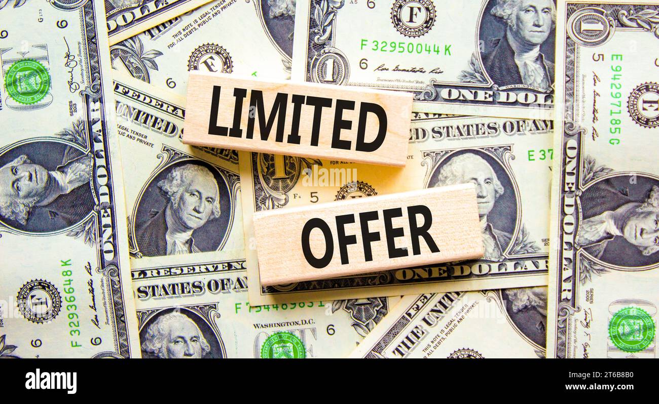 Symbol für begrenztes Angebot. Concept Words begrenztes Angebot für schönen Holzblock. Wunderschöner Hintergrund von Dollarscheine. Dollarscheine. Unternehmensmarketing, Stockfoto