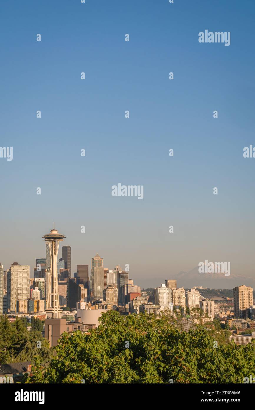 Seattle, WA, USA-5. April 2023: Die Skyline von Seattle, Washington, USA mit dem Space Needle Aussichtsturm und Mt. Ranier im Hintergrund auf a s Stockfoto