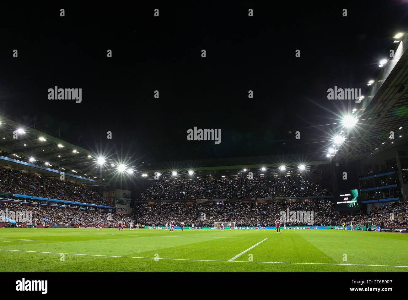 Eine allgemeine Ansicht des Villa Park, Heimstadion von Aston Villa mit einer Lichtshow der Fans während des Spiels der UEFA Europa Conference League Aston Villa gegen AZ Alkmaar im Villa Park, Birmingham, Großbritannien, 9. November 2023 (Foto: Gareth Evans/News Images) Stockfoto