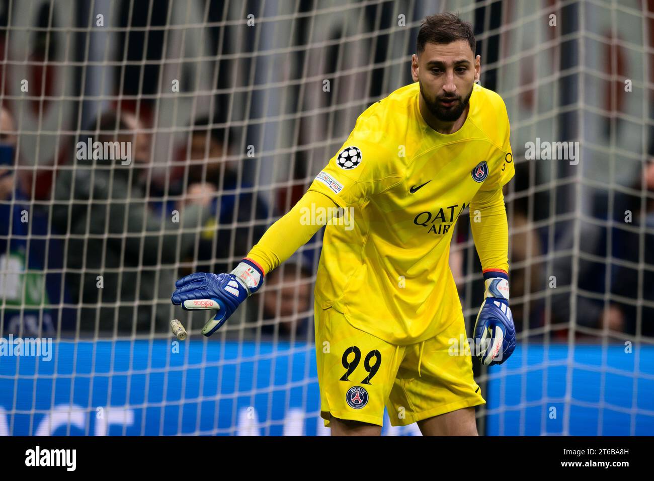 Gianluigi Donnarumma vom FC Paris Saint-Germain nimmt gefälschtes Geld, das das Bild des ehemaligen Torhüters des AC Milan Gianluigi Donnarumma während des UEFA Champions League-Spiels zwischen dem AC Milan und Paris Saint-Germain FC trägt. Stockfoto