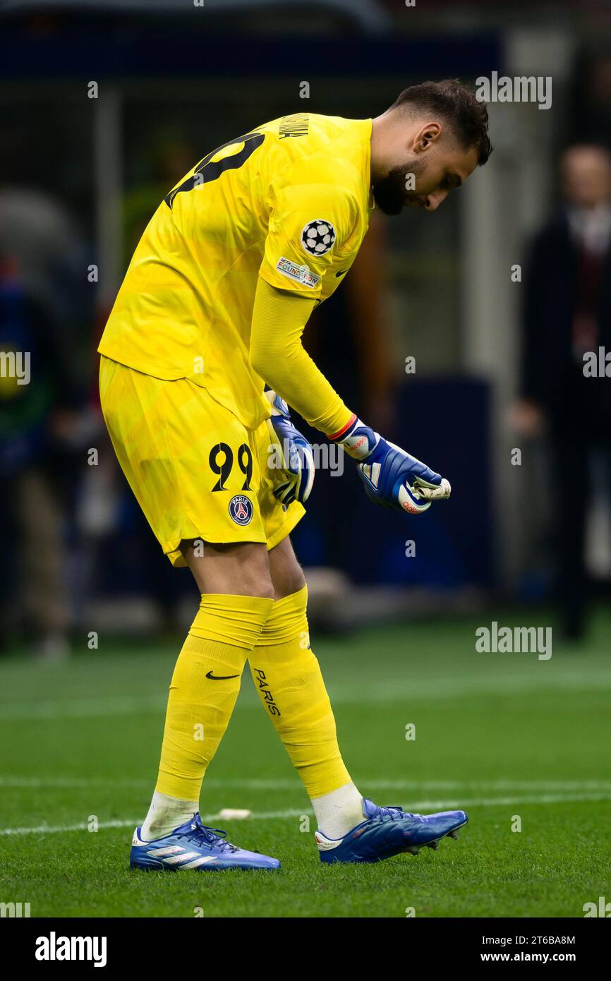 Gianluigi Donnarumma vom FC Paris Saint-Germain nimmt gefälschtes Geld, das das Bild des ehemaligen Torhüters des AC Milan Gianluigi Donnarumma während des UEFA Champions League-Spiels zwischen dem AC Milan und Paris Saint-Germain FC trägt. Stockfoto