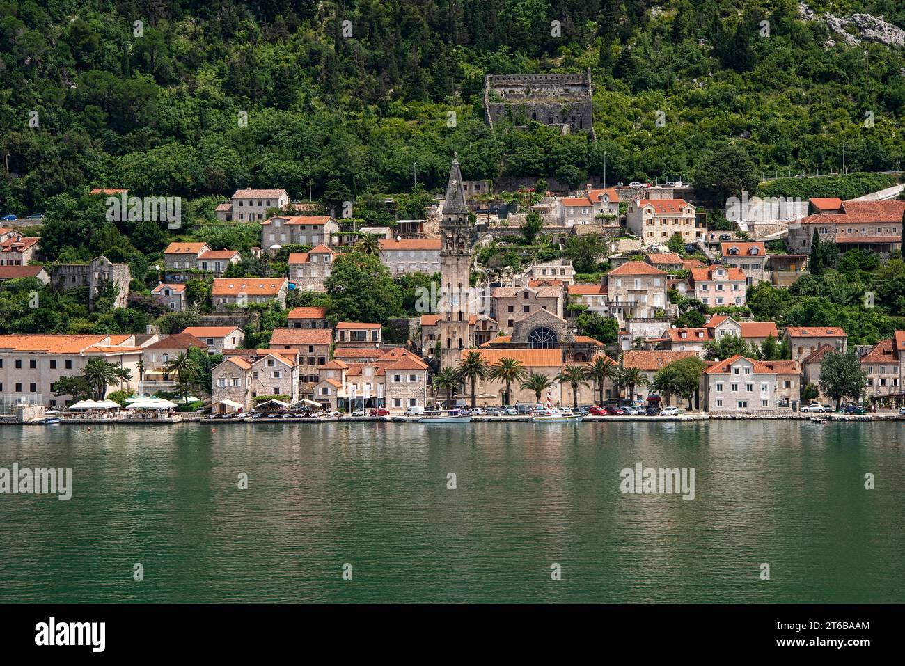 Küstendorf an der Küste der Bucht von Kotor, Montenegro. Stockfoto
